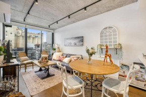 Luxury African themed apartment☆10min to MCG & Swan St☆On-site Parking☆Balcony☆Rooftop deck☆Gym☆